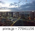 夕焼けの夜景 77041156