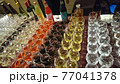 立食パーティに並ぶお酒のグラス 77041378