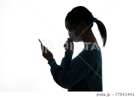 女性　咳　シルエット　濃いめ 77041401