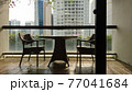 シンガポールのホテルのベランダ 77041684