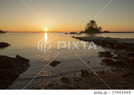 海 ビーチ 夕焼け 77043449