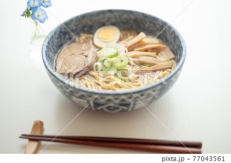 湯気が立つ熱々の醤油ラーメン 77043561
