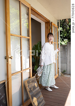 カフェに行く可愛い女性 77043628
