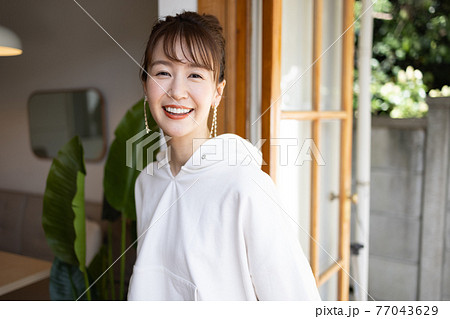 カフェに行く可愛い女性 77043629