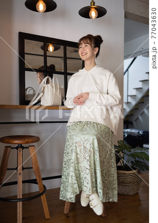 カフェに行く可愛い女性 77043630