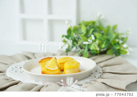 窓辺でさわやかなおやつタイム 77043702