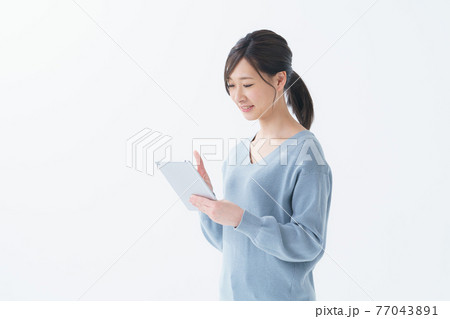 タブレット 女性 20代 タブレット 女性 20代 77043891