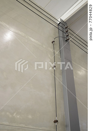 Contemporary apartment interior with grey wall 77044829