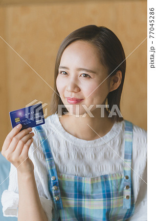 主婦とクレジットカード 77045286