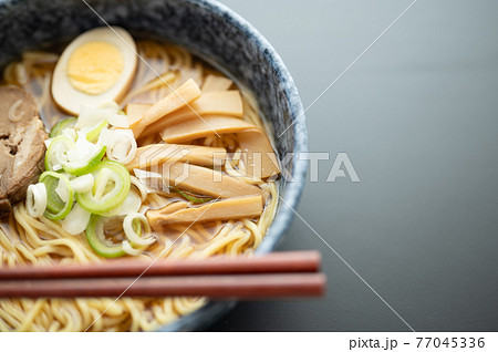 日本の国民食醤油ラーメン 日本の国民食醤油ラーメン 77045336