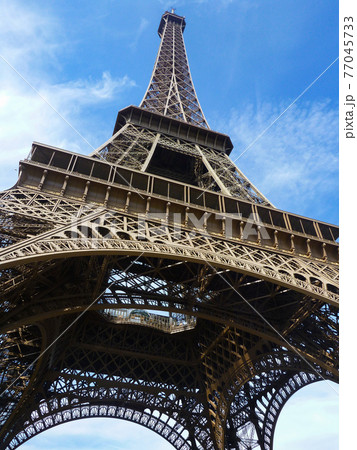 フランス・パリにてランドマークのエッフェル塔と青空ローアングル 77045733