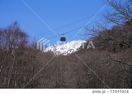 鍋平高原から見た新穂高ロープウェイと槍ヶ岳・横構図 77045928
