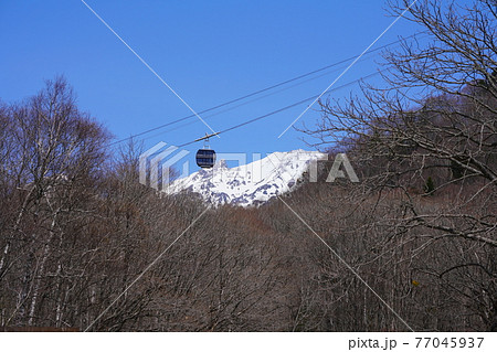 鍋平高原から見た新穂高ロープウェイと槍ヶ岳・横構図 77045937