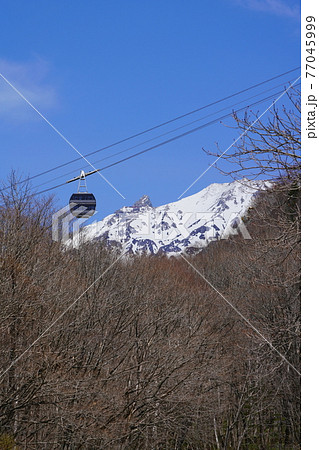 鍋平高原から見た新穂高ロープウェイと残雪の槍ヶ岳・縦構図 鍋平高原から見た新穂高ロープウェイと残雪の槍ヶ岳・縦構図 77045999