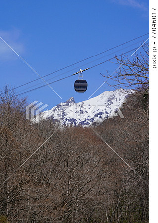鍋平高原から見た新穂高ロープウェイと残雪の槍ヶ岳・縦構図 鍋平高原から見た新穂高ロープウェイと残雪の槍ヶ岳・縦構図 77046017