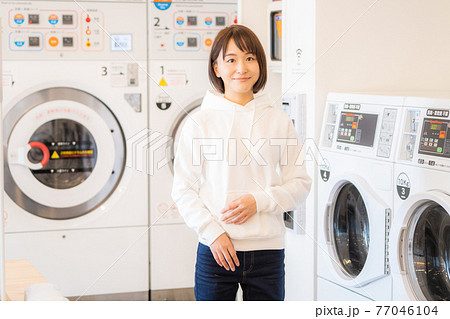 コインランドリーにいる女性 77046104