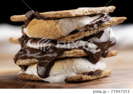 スモア【アメリカやカナダの伝統的なデザート】 77047353