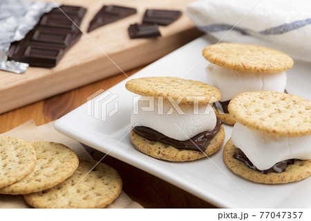 スモア【アメリカやカナダの伝統的なデザート】 77047357