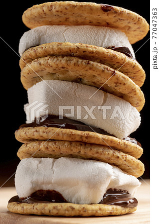 スモア【アメリカやカナダの伝統的なデザート】 77047363