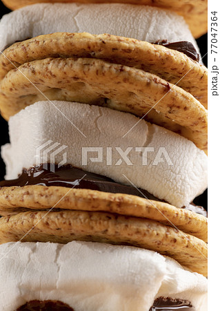 スモア【アメリカやカナダの伝統的なデザート】 77047364