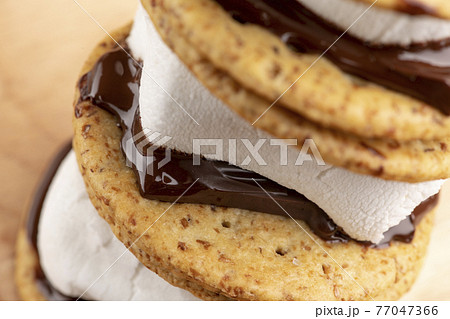 スモア【アメリカやカナダの伝統的なデザート】 77047366