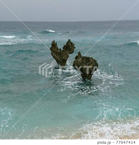 沖縄の観光名所のハートロックと海の風景 沖縄の観光名所のハートロックと海の風景 77047414