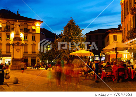 Night view of Italian city of Como 77047652