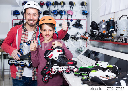 Dad with his teenage son chose the rollers 77047765