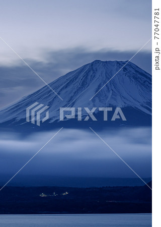 （山梨県）夜明け前の富士山と雲海 77047781