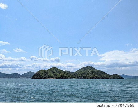 瀬戸内海に浮かぶ高根島 77047969