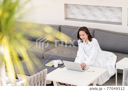 ワーケーション　リゾート地　仕事 77049312