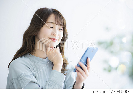 女性　スマホ　スマートフォン　(adobeRGB) 77049403