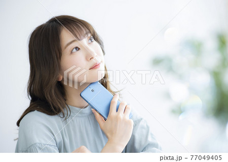 女性 スマホ スマートフォン (adobeRGB) 女性 スマホ スマートフォン (adobeRGB) 77049405