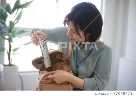鞄からリモコンが出てきた女性社員 鞄からリモコンが出てきた女性社員 77049478