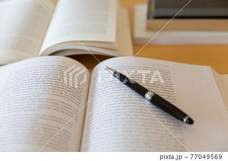 机の上に開いた英語の書籍 研究 学習のイメージ 机の上に開いた英語の書籍 研究 学習のイメージ 77049569