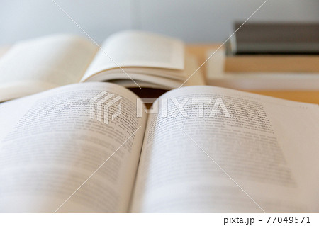 机の上に開いた英語の書籍 研究 学習のイメージ 77049571