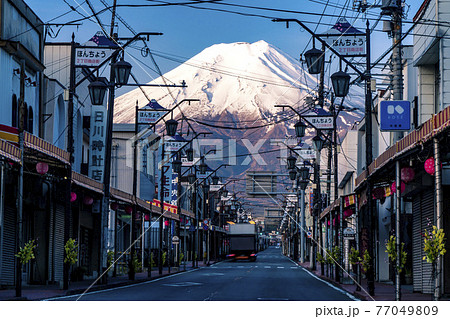 富士吉田市の商店街から見る雄大な富士山 77049809