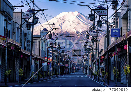 富士吉田市の商店街から見る雄大な富士山 77049810
