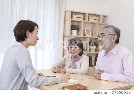 介護保険認定調査を受けるシニア 介護保険認定調査を受けるシニア 77050019