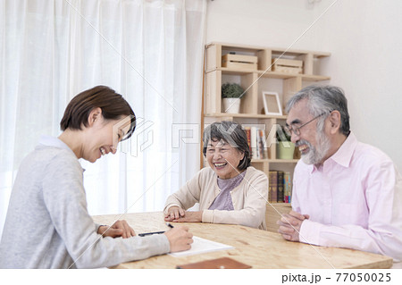 介護保険認定調査を受けるシニア 介護保険認定調査を受けるシニア 77050025