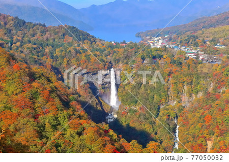 【栃木県】錦秋の華厳の滝 77050032
