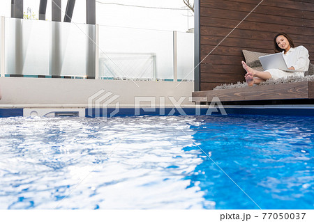 ワーケーション　プールサイド　仕事 77050037