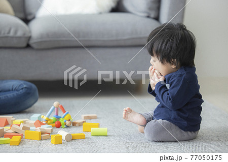 　リビング　親子 77050175