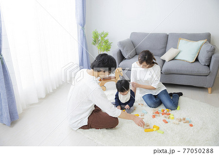 　リビング　家族 77050288