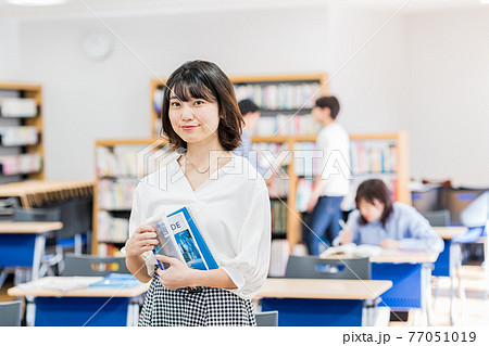 教室を歩く女子大学生　撮影協力：中央工学校附属日本語学校 77051019