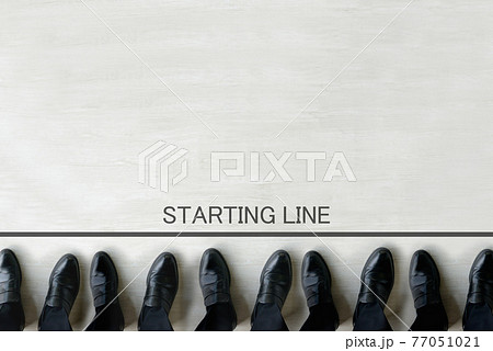 スタートラインに立つ複数のビジネスマン 77051021