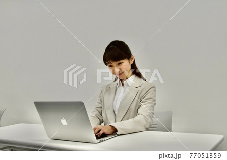パソコンに向かう女性 77051359