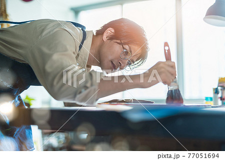 アトリエの男性 アトリエの男性 77051694