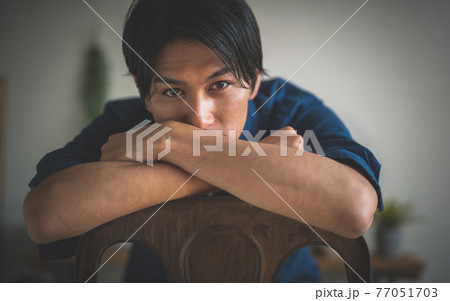 男性ポートレート 77051703