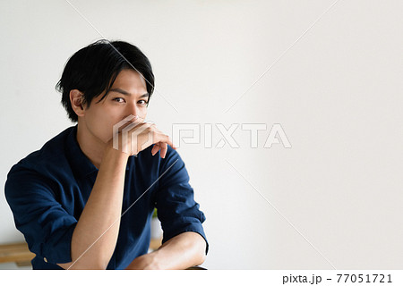 男性ポートレート 77051721